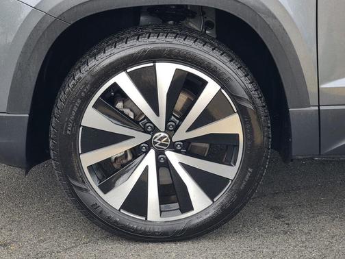 Platinum Gray Metallic 2024 Volkswagen Taos 1.5T SE