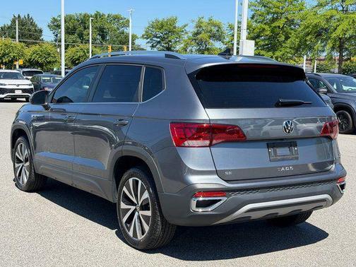 Platinum Gray Metallic 2024 Volkswagen Taos 1.5T SE