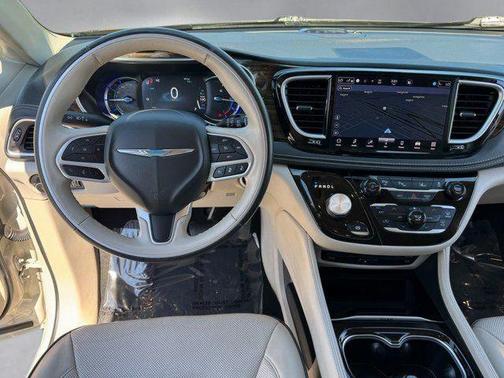 Luxury White Pearlcoat 2021 Chrysler Pacifica Hybrid Limited