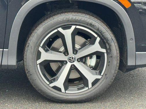 Deep Black Pearl 2026 Volkswagen Tiguan 2.0T SE 4MOTION