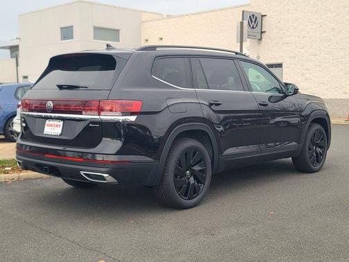 Deep Black Pearl 2026 Volkswagen Atlas 2.0T SE w/Technology 4MOTION