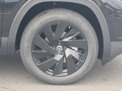Deep Black Pearl 2026 Volkswagen Atlas 2.0T SE w/Technology 4MOTION