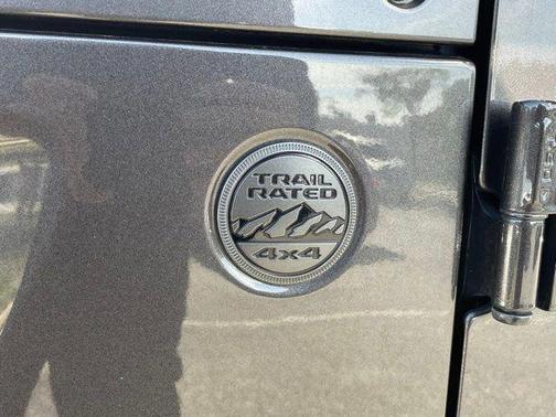 Granite Crystal Metallic Clearcoat 2025 Jeep Wrangler 4-Door Sahara 4x4