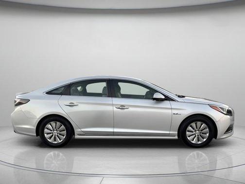 2016 Hyundai SONATA Hybrid SE