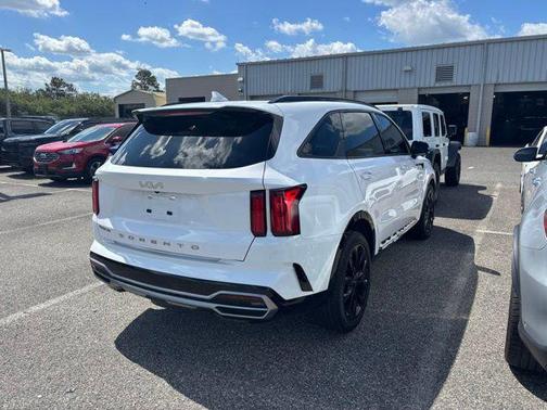 Glacial White Pearl 2022 Kia Sorento SX