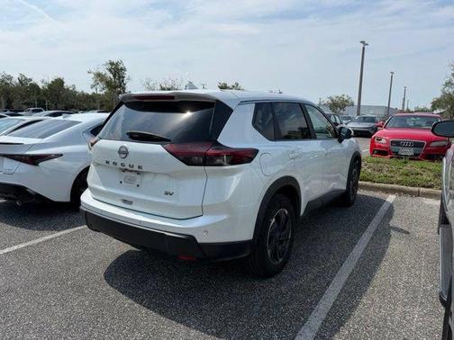 Everest White Pearl 2024 Nissan Rogue SV