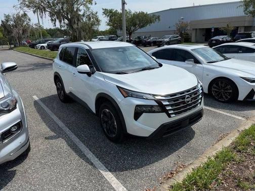 Everest White Pearl 2024 Nissan Rogue SV