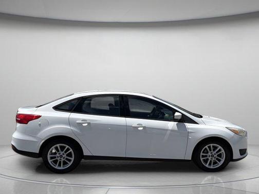 OXFORD WHITE 2018 Ford Focus SE