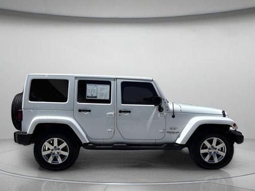 Bright White Clearcoat 2017 Jeep Wrangler Unlimited Sahara