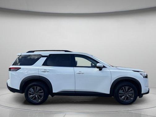 2023 Nissan Pathfinder SV
