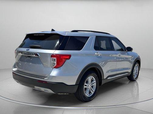 ICONIC SILVER METALLIC 2023 Ford Explorer XLT