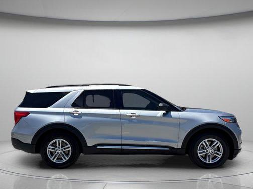 ICONIC SILVER METALLIC 2023 Ford Explorer XLT