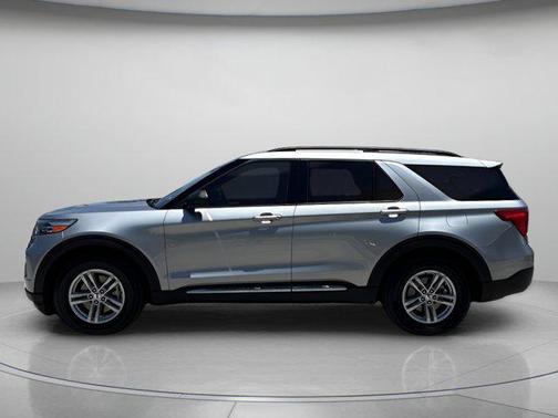 ICONIC SILVER METALLIC 2023 Ford Explorer XLT