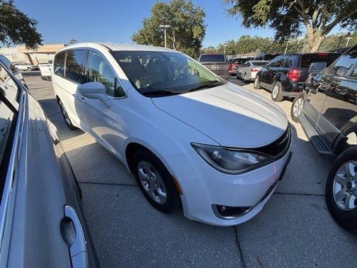 2017 Chrysler Pacifica Hybrid Touring Plus