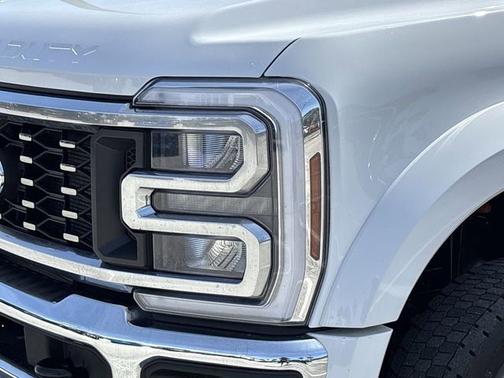 OXFORD WHITE 2025 Ford F-450 LARIAT DRW