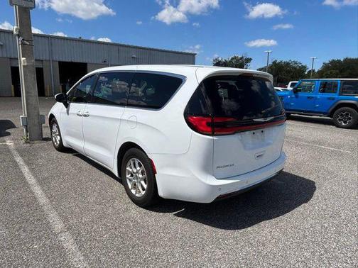 Bright White Clearcoat 2023 Chrysler Pacifica Touring L