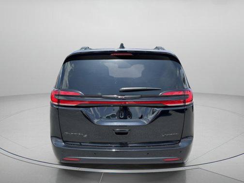 Diamond Black Crystal Pearlcoat 2026 Chrysler Pacifica Limited