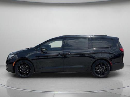 Diamond Black Crystal Pearlcoat 2026 Chrysler Pacifica Limited