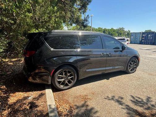 Diamond Black Crystal Pearlcoat 2026 Chrysler Pacifica Limited