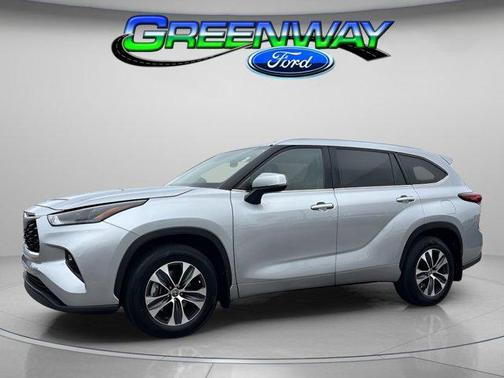 Celestial Silver Metallic 2022 Toyota Highlander XLE