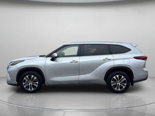 Celestial Silver Metallic 2022 Toyota Highlander XLE