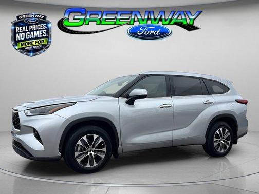 Celestial Silver Metallic 2022 Toyota Highlander XLE