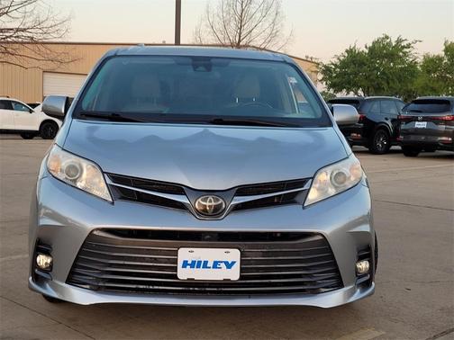 2020 Toyota Sienna XLE