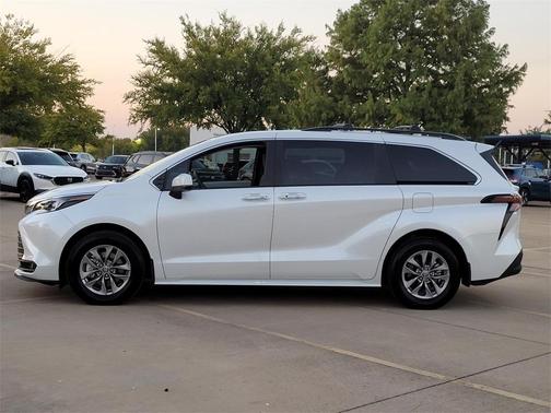 2025 Toyota Sienna XLE