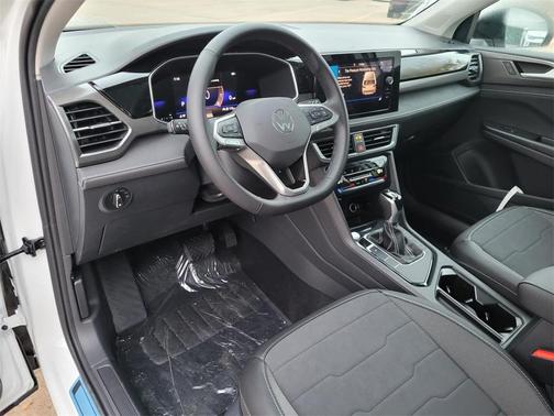 2026 Volkswagen Taos 1.5T SE Black