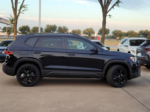 2025 Volkswagen Taos 1.5T SE Black