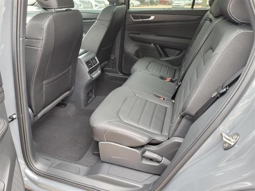 2025 Volkswagen Atlas Cross Sport 2.0T SEL R-Line Black