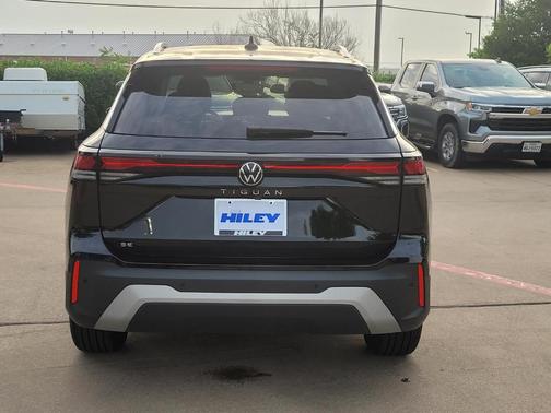Deep Black Pearl Effect 2025 Volkswagen Tiguan 2.0T SE