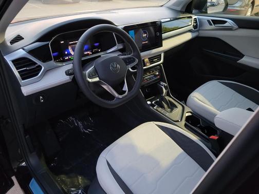 Deep Black Pearl Effect 2025 Volkswagen Taos 1.5T SE