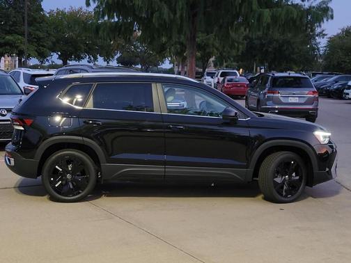 Deep Black Pearl Effect 2025 Volkswagen Taos 1.5T SE