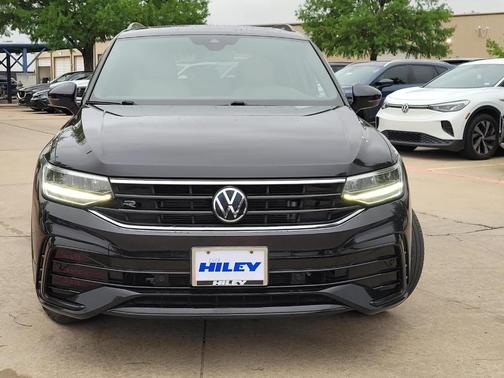 Deep Black Pearl Effect 2022 Volkswagen Tiguan 2.0T SE R-Line Black