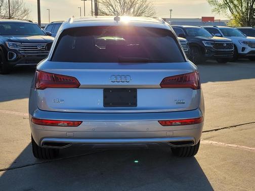 Florett Silver Metallic 2018 Audi Q5 2.0T Tech Premium