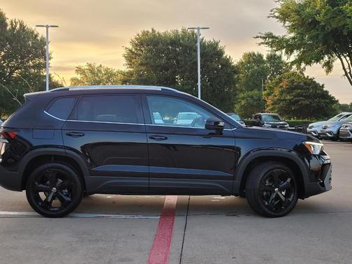 Deep Black Pearl Effect 2025 Volkswagen Taos 1.5T SEL