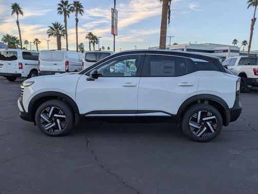 Aspen White Tricoat/Super Black 2026 Nissan Kicks SV