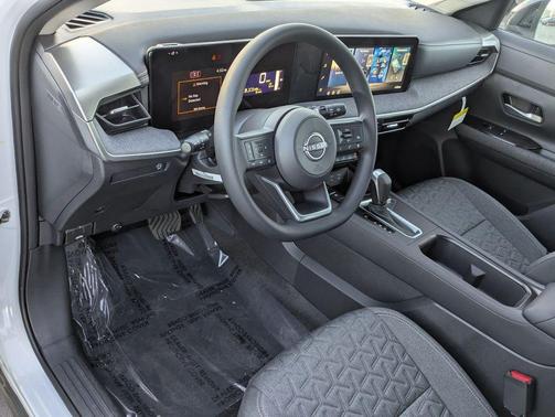Aspen White Tricoat/Super Black 2026 Nissan Kicks SV