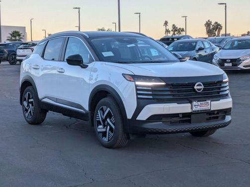 Aspen White Tricoat/Super Black 2026 Nissan Kicks SV
