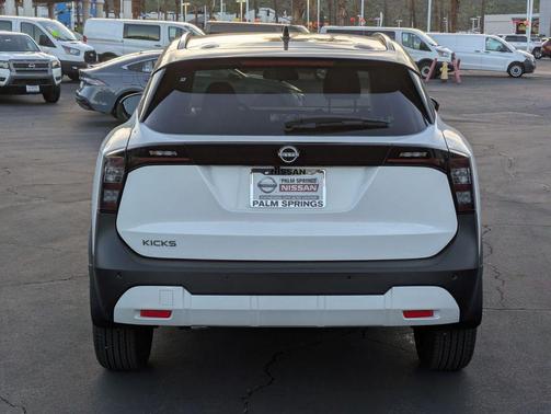 Aspen White Tricoat/Super Black 2026 Nissan Kicks SV