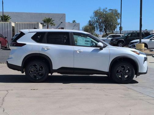 Everest White Pearl Tricoat 2026 Nissan Rogue SV
