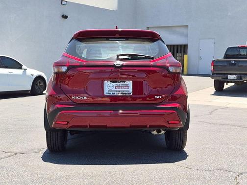 Scarlet 2024 Nissan Kicks SR