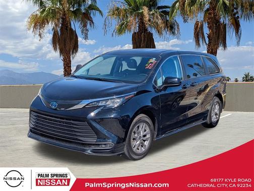 2023 Toyota Sienna LE