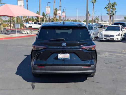 2023 Toyota Sienna LE