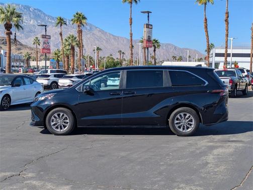 2023 Toyota Sienna LE