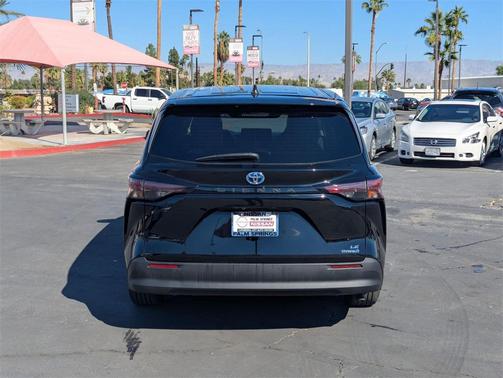 2023 Toyota Sienna LE