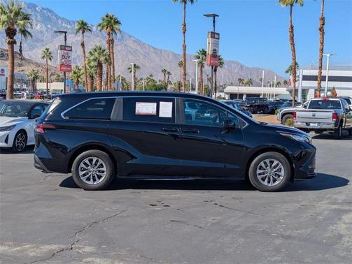 2023 Toyota Sienna LE