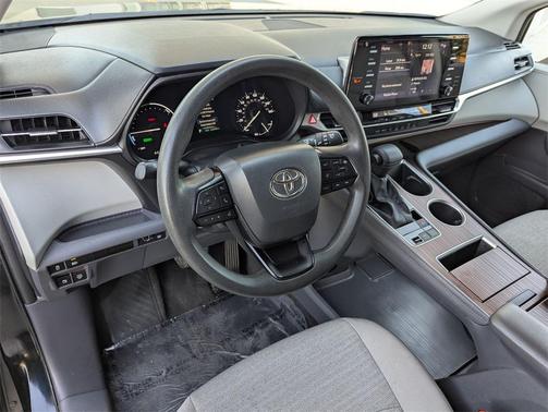 2023 Toyota Sienna LE