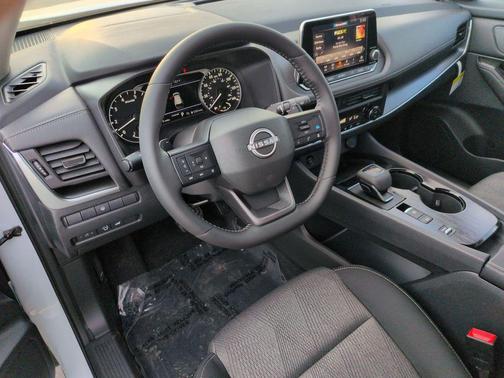 Everest White Pearl Tricoat 2026 Nissan Rogue SV